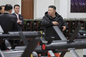 Kim Jong Un visita fábrica de armas e pede que a produção seja mais do que duplicada 