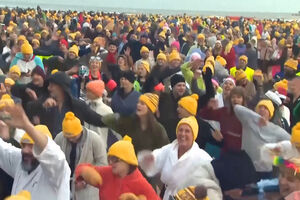 4.500 pessoas enfrentaram o frio para o tradicional mergulho de Ano Novo nas águas agitadas do Mar do Norte