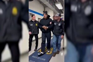 Nicolás Maduro chega a centro de detenção em Brooklyn algemado e a desejar "feliz Ano Novo"