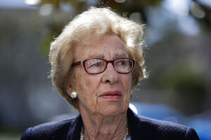 Eva Schloss, sobrevivente do Holocausto e meia-irmã de Anne Frank, faleceu aos 96 anos