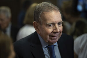 Edmundo González pede libertação de presos políticos e apoio a militares