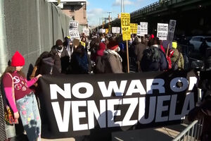 Manifestantes protestam contra ataque dos EUA à Venezuela em frente à prisão onde Maduro está detido em Nova Iorque   