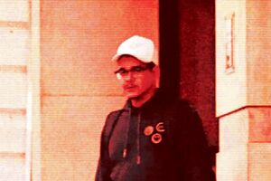 Gabriel Carvalho, cabecilha do PCC, fuma um cigarro à porta do hotel, em Lisboa, onde alegadamente coordenou o tráfico de uma tonelada de cocaína.