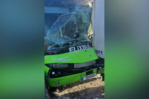 Choque em cadeia com pelo menos 100 veículos em França 