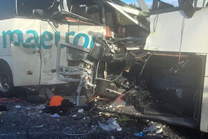 Autocarro português envolvido em choque em cadeia com 100 viaturas em França. Há dois mortos 