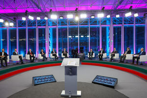 Debate com candidatos à Presidência da República em estúdio televisivo
