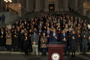 Líderes democratas assinalam cinco anos do ataque ao Capitólio com minuto de silêncio  