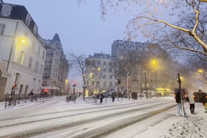 Frio deixa ruas de Paris cobertas de neve  