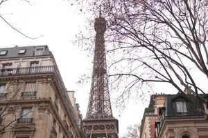 Tractores estacionados perto da Torre Eiffel, em Paris