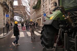 Agricultores protestam em Paris com a Torre Eiffel como pano de fundo