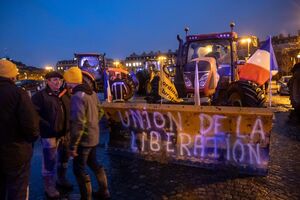 Agricultores protestam com tratores em Paris, reivindicando a 'Union de la Liberation'