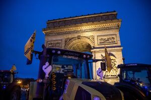 Tractores em protesto perto do Arco do Triunfo, em Paris