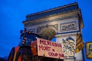 Trator exibe cartaz contra o Mercosul no Arco do Triunfo em Paris