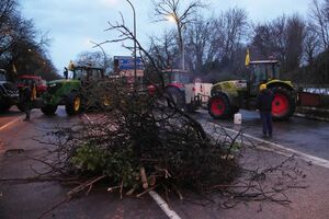 Agricultores usam tratores para bloquear estrada