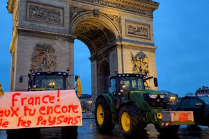 Agricultores levam tratores até ao centro Paris em protesto contra a Mercosul   