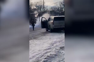 O momento em que mulher desarmada é baleada por agente do ICE nos EUA 