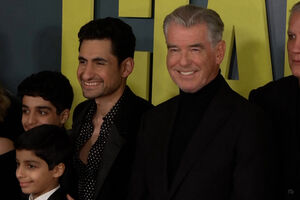 Pierce Brosnan brilha na antestreia do filme ‘Giant’ em Londres  