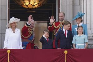 A família real britânica na varanda do palácio de Buckingham, uma tradição que começou com a Rainha Vitória