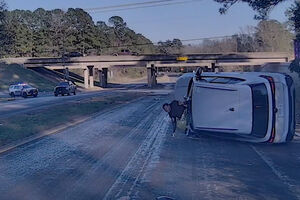 Perseguição policial no Texas termina com carro capotado e suspeito detido