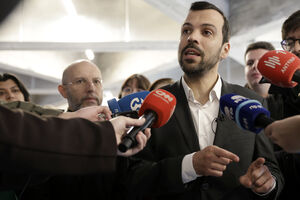 Jorge Pinto fala fala aos jornalistas no final de uma reunião com dirigentes da Associação Académica de Lisboa.