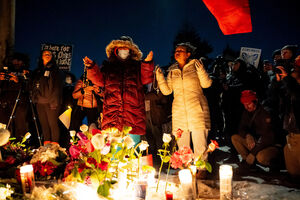 Vigília por vítima em Minneapolis com flores e velas acesas