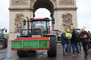 Agricultores protestam em Paris com tratores em frente ao Arco do Triunfo