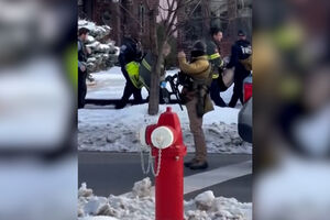 Novas imagens mostram mulher morta pelo ICE a ser transportada pelos bombeiros após tiroteio   