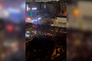 Milhares de pessoas em protesto nas ruas de Teerão  