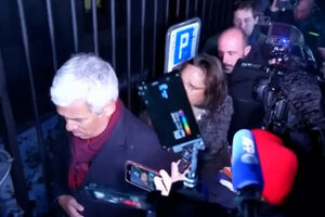 O momento em que proprietários de bar onde ocorreu tragédia na Suíça chegam a tribunal  