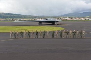 Militares portuguesas e americanas posam na Base das Lajes, na ilha Terceira
