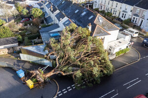 Um morto e milhares de casas sem luz após a tempestade no Reino Unido