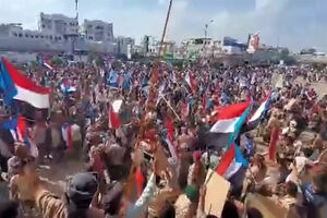 Apoiantes de separatistas saem à rua no Iémen após dissolução do Conselho de Transição do Sul 