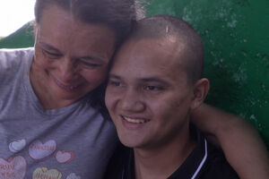 Prisioneiro libertado na Venezuela reencontra família e descobre que Maduro foi capturado 