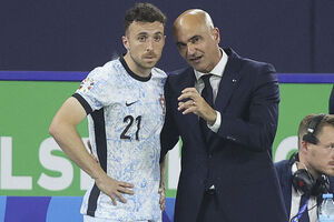 Roberto Martínez conversa com Diogo Jota durante jogo de futebol