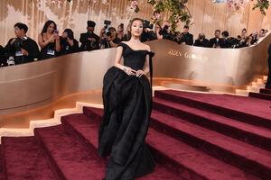 Ariana Grande na passadeira vermelha dos Globos de Ouro