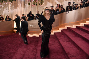 Miley Cyrus apareceu de óculos escuros