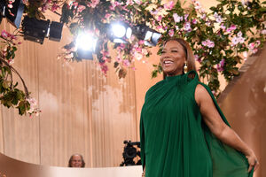Queen Latifah escolheu um vestido verde