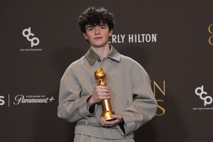 Owen Cooper com o troféu de Melhor Ator Secundário pela sua participação em 'Adolescência' 