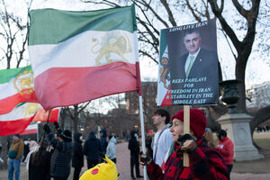 Protesto com cartazes a favor de Reza Pahlavi pela liberdade no Irão