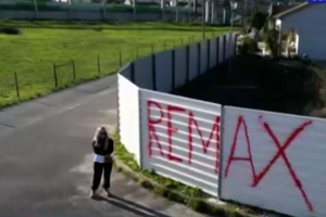Vandalismo com tinta vermelha na parede da REMAX
