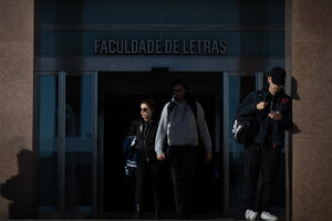 Professores dão aulas não remuneradas nas universidades, situação denunciada por académicos e sindicato