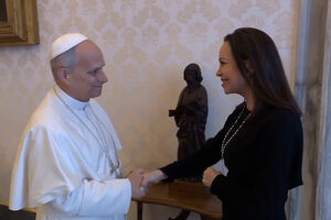 “Estou muito emocionada”: Papa Leão XIV recebe María Corina Machado em audiência surpresa 