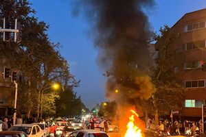 Os protestos começaram com o fecho do Grande Bazar de Teerão, mas alastraram a todo o país