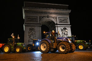 Agricultores franceses em protesto com tratores nos Campos Elísios em Paris