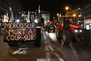 Agricultores protestam em Paris contra acordo UE/Mercosul