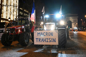 Protesto de agricultores em Paris contra Macron com tratores