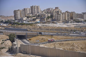 Estrada em construção atravessa Cisjordânia perto de Jerusalém