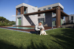 O investidor brasileiro Marcos Silva fotografado no exterior da sua moradia, inserida no Bloom Marinha (Cascais) 