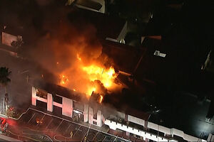 Chamas descontroladas consomem edifício em Los Angeles