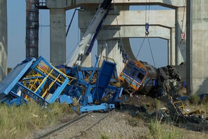 Queda de grua provoca descarrilamento de comboio e faz 29 mortos na Tailândia   